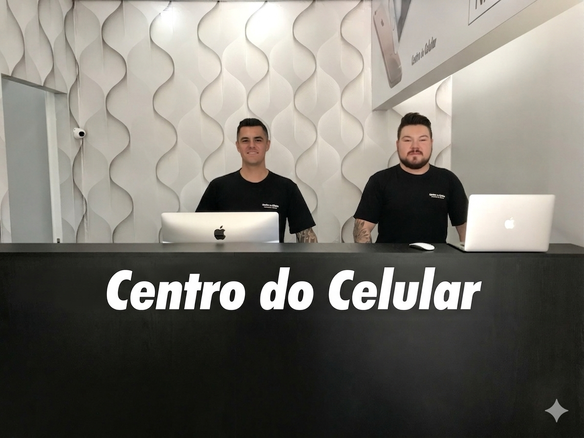 Equipe de atendimento do Centro do Celular no balcão da loja em Cascavel PR